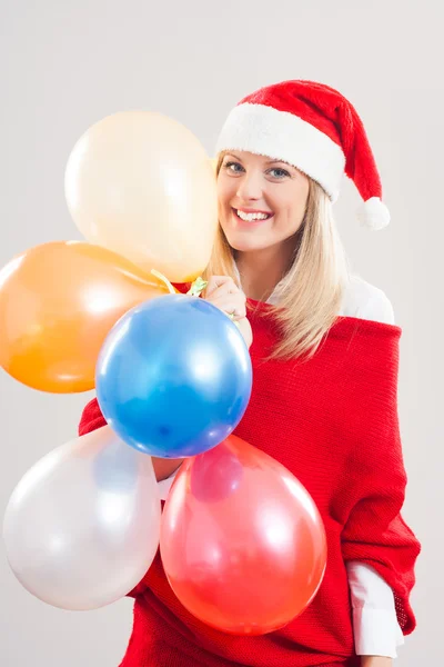 Ung kvinna håller ballonger — Stockfoto