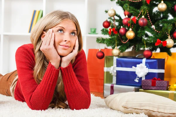 Blonde vrouw op kerstboom — Stockfoto