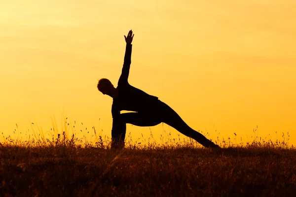 Žena cvičí jógu, Virabhadr jóga asana — Stock fotografie