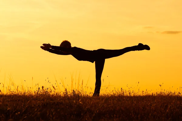 Mujer practicando yoga, Yoga-Virabhadr asana III — Foto de Stock