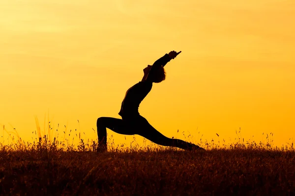 Žena cvičí jógu, Virabhadr jóga asana — Stock fotografie