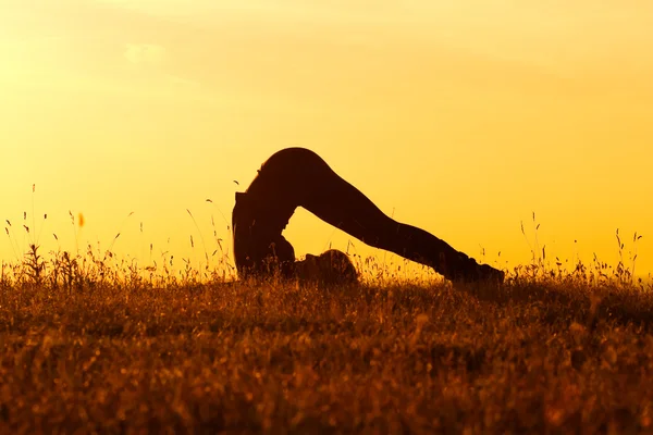 Femme pratiquant le yoga, Yoga-Halasana — Photo