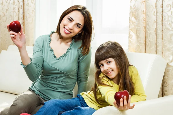 Mutter und Tochter mit Äpfeln — Stockfoto