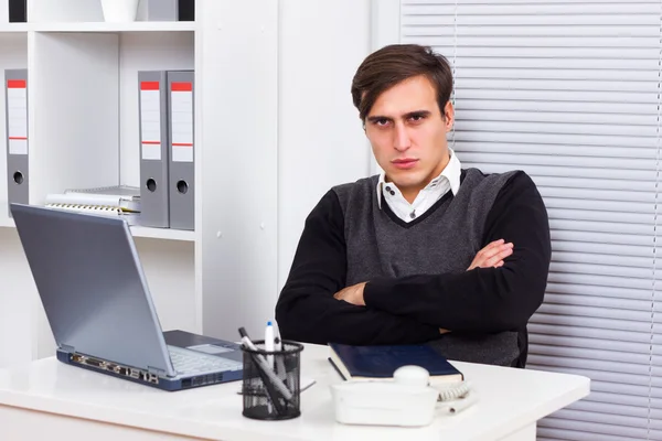 Affärsman är arg på laptop — Stockfoto