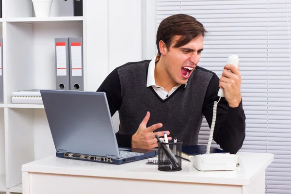 Biznesmen krzycząc na telefon w jego biurze — Zdjęcie stockowe