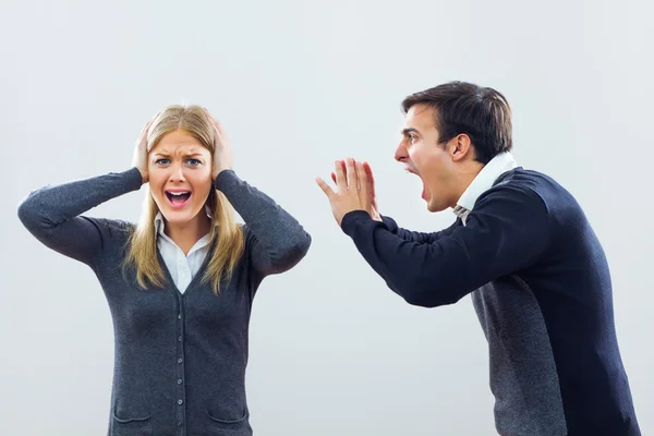 El hombre de negocios le está gritando a su colega — Foto de Stock