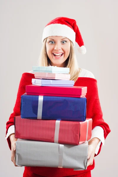 Chica en el sombrero de Santa con regalos de Navidad — Foto de Stock