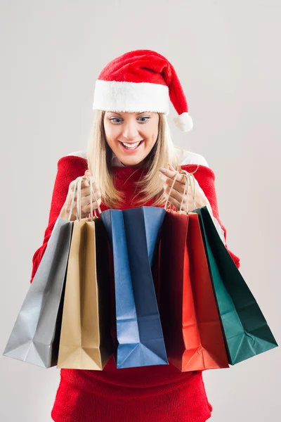 Женщина наслаждается покупками на Рождество, держа сумки — стоковое фото
