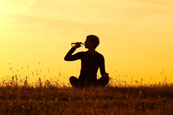 Mujer bebiendo agua después del ejercicio — Foto de Stock