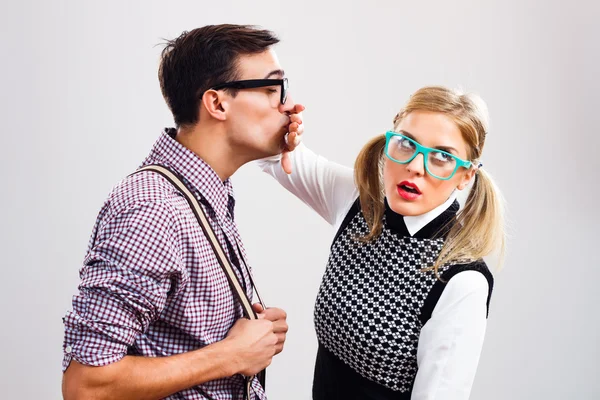 Töntig man försöker kyssa sin nerdy damen — Stockfoto