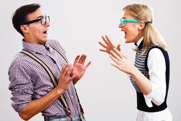 Nerdy vrouw is schreeuwen op haar vriendje — Stockfoto