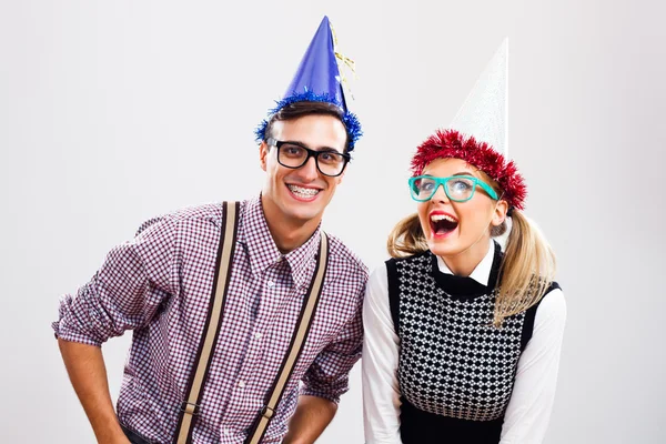 Nerdy homem e nerd mulher estão dando festa — Fotografia de Stock