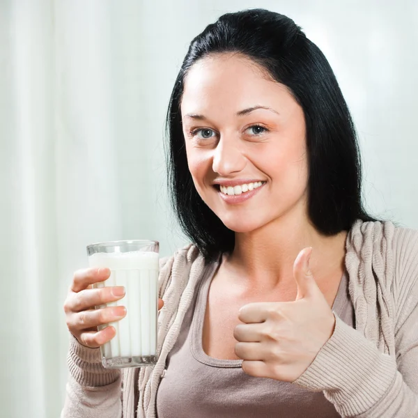 Femme tenant un verre de lait — Photo