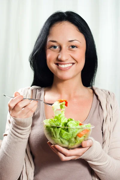 Hermosa mujer comiendo ensalada —  Fotos de Stock