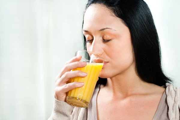 Portakal suyu içen kadın — Stok fotoğraf
