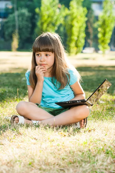 Menina com laptop, pensando — Fotografia de Stock