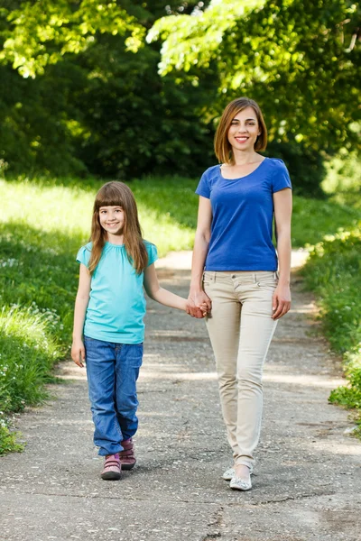 Mother and her daughter enjoy in nature — Stock Photo, Image