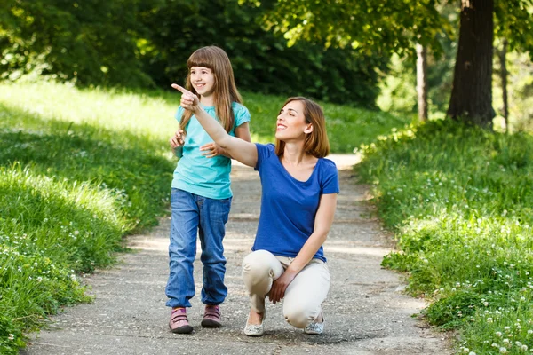Mother and her daughter enjoy in nature — Stock Photo, Image