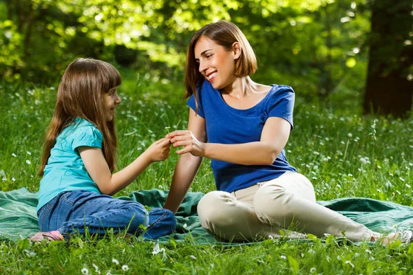 Madre e hija al aire libre — Foto de Stock