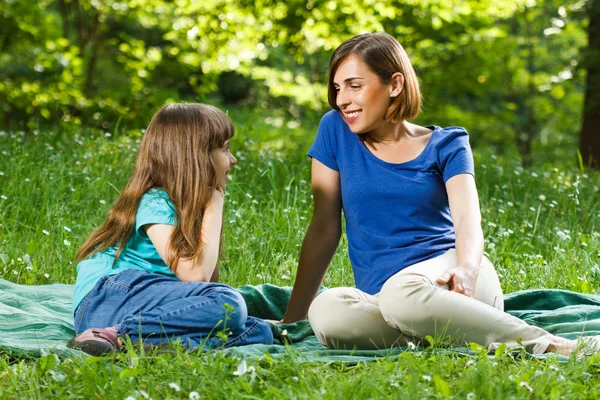 Madre e hija al aire libre — Foto de Stock