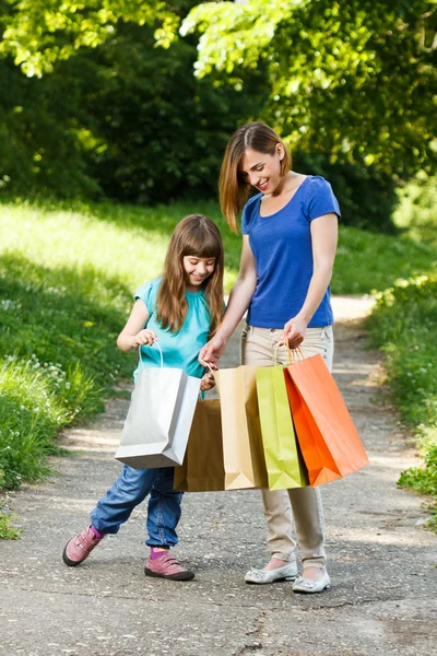 Matka i córka z torbą na zakupy — Zdjęcie stockowe