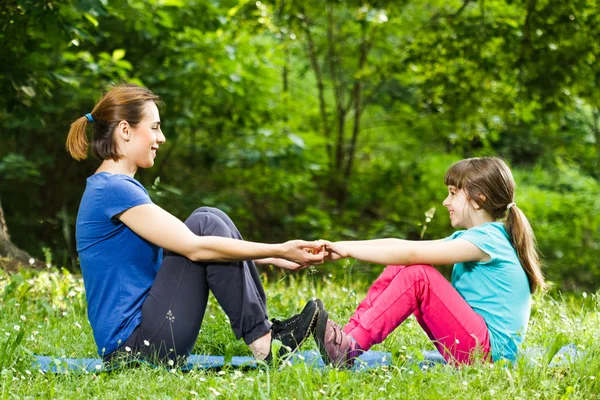 Moeder en dochter doen oefeningen samen — Stockfoto