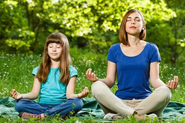 Matka i córka medytacji — Zdjęcie stockowe