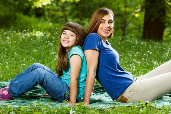 Moeder en dochter buitenshuis — Stockfoto