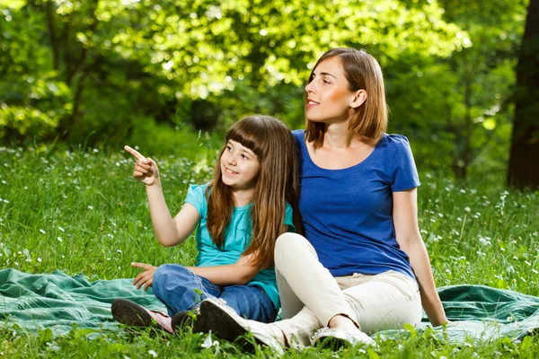 Madre e hija al aire libre — Foto de Stock