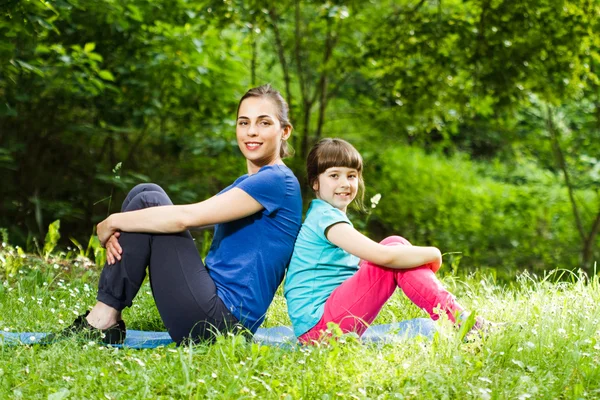 Mãe e sua filha desfrutar na natureza — Fotografia de Stock