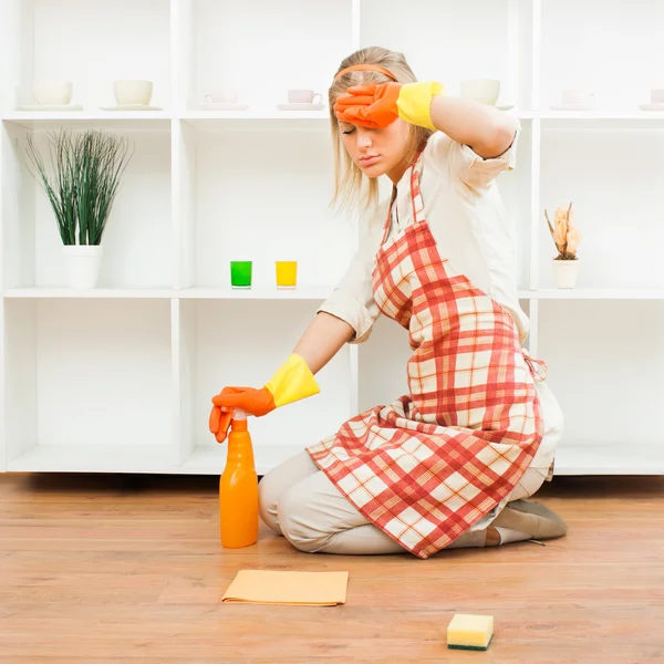 Hausfrau ist frustriert wegen so vieler alltäglicher Aufgaben — Stockfoto