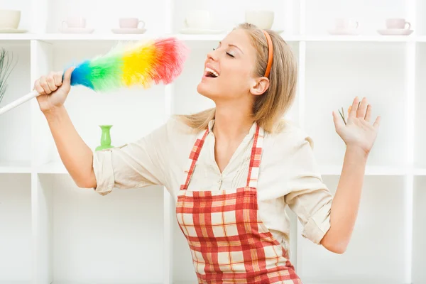 Hausfrau genießt beim Putzen — Stockfoto