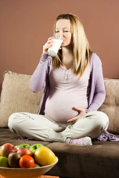 Donna incinta che beve latte — Foto Stock