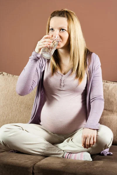 Schwangere trinkt Wasser — Stockfoto