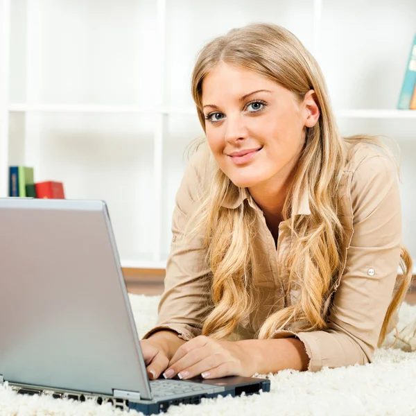 Mulher usando laptop em sua casa — Fotografia de Stock