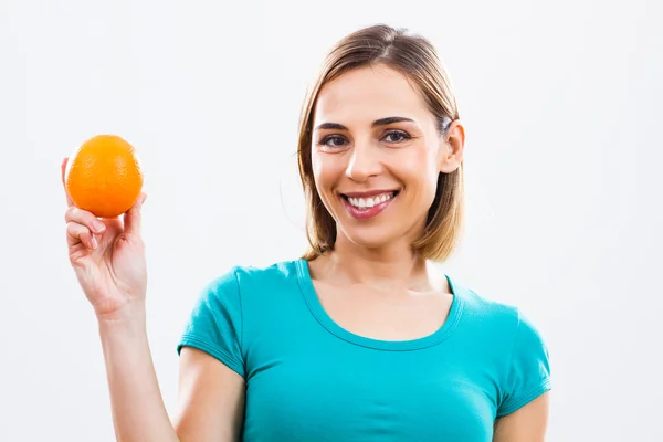 Vrouw met oranje in haar hand — Stockfoto