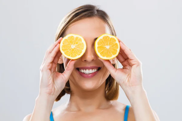 Mujer sosteniendo rebanadas de naranja —  Fotos de Stock