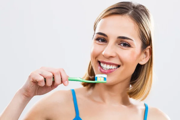 Mujer sosteniendo cepillo de dientes —  Fotos de Stock