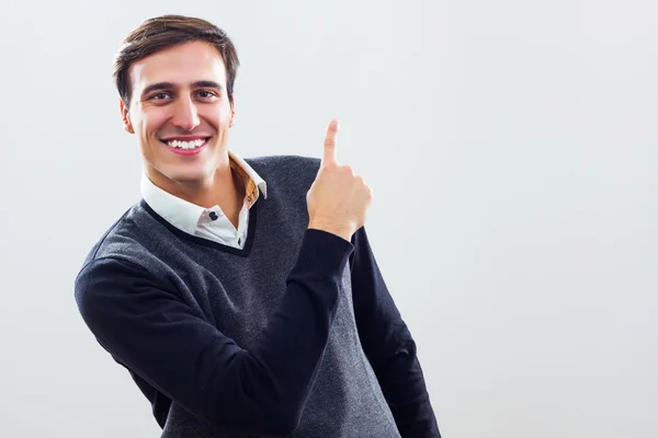 Ürün işaret eden işadamı