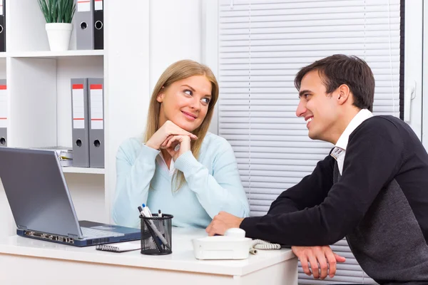 Mulher está flertando com seu chefe no trabalho — Fotografia de Stock