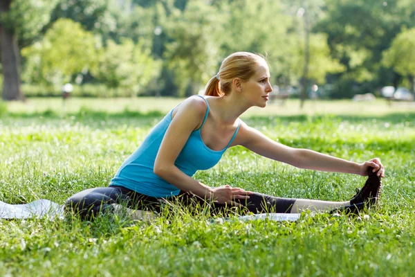 Mulher se exercitando no parque — Fotografia de Stock