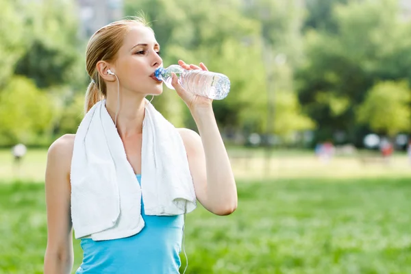 Mujer con agua en el parque — Foto de Stock