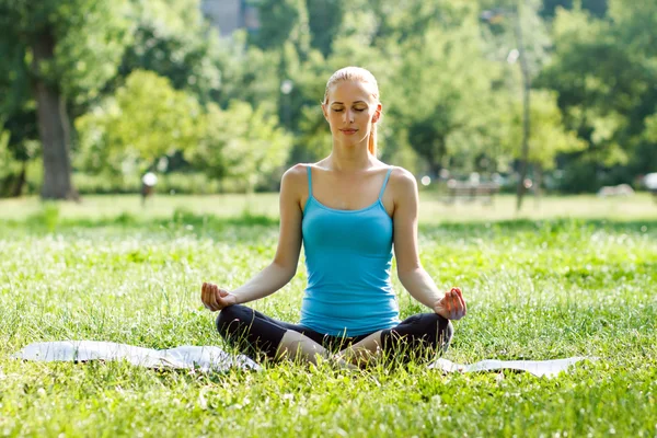 Woman exercising in the park — Stock Photo, Image