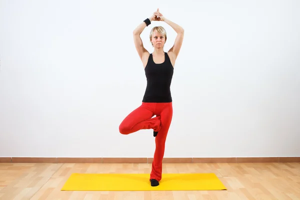 Mujer practicando yoga — Foto de Stock