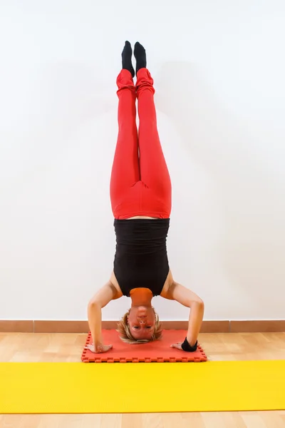 Mujer joven practicando yoga, Yoga-Sirsasana — Foto de Stock