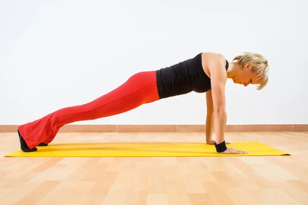 Mujer joven practicando yoga, Yoga-Dandasana — Foto de Stock