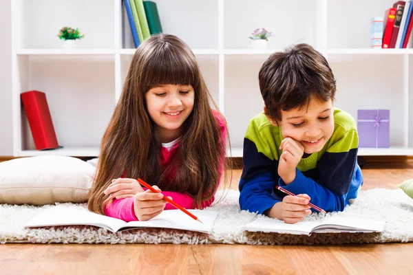 Chica y niño pequeño están haciendo su tarea — Foto de Stock