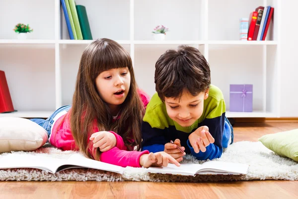 Little girl and little boy  take a break from homework — Stock Photo, Image