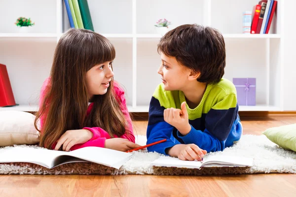 Ragazzina e bambino si prendono una pausa dai compiti — Foto Stock