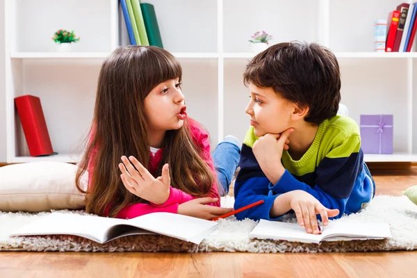 Ragazzina e bambino si prendono una pausa dai compiti — Foto Stock